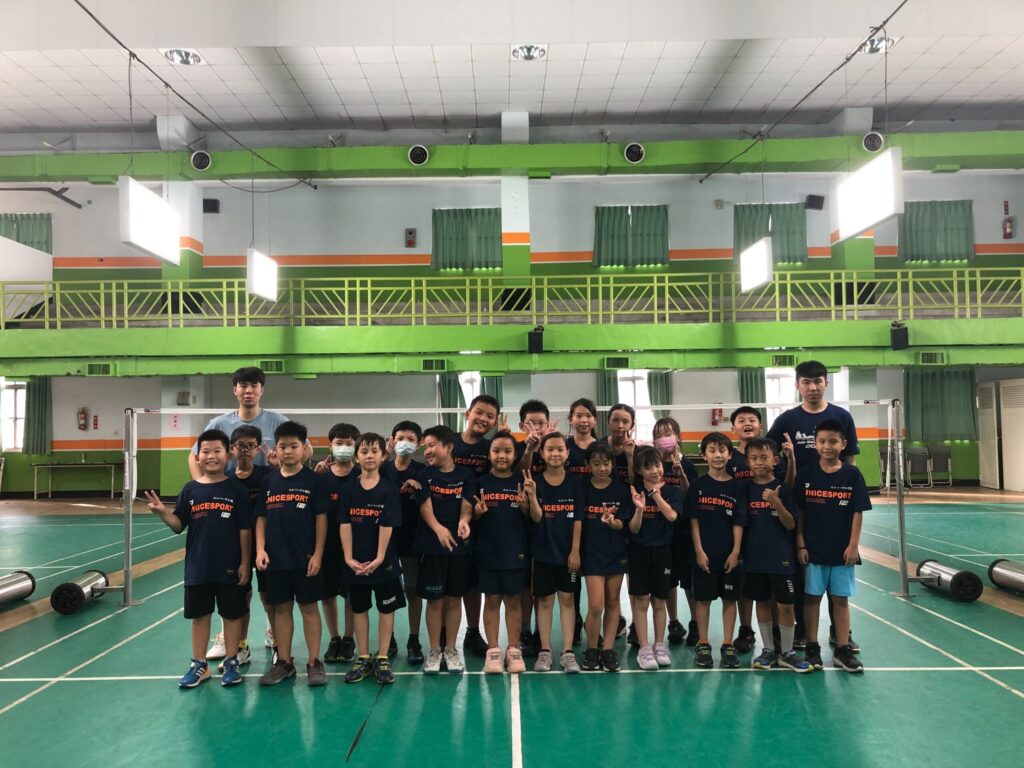 高雄市苓洲國小羽球隊